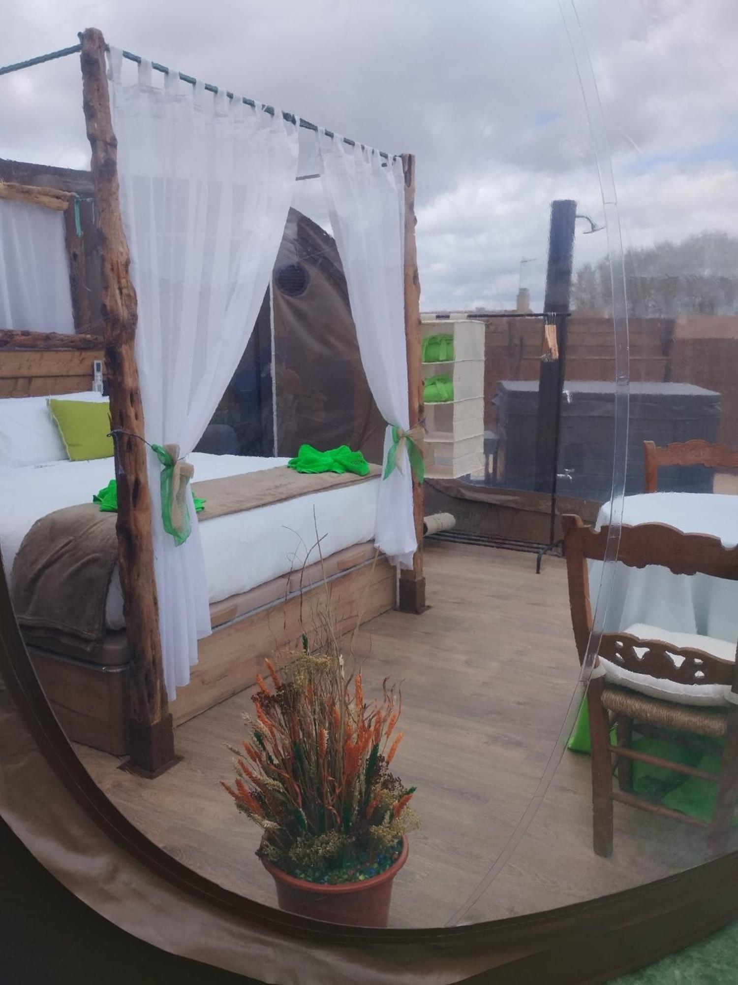 Cosmoveros - Hotel Burbuja Pedraza Buitenkant foto