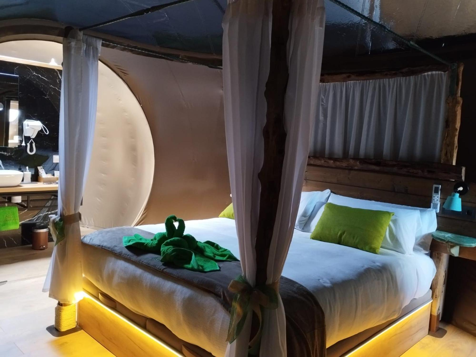Cosmoveros - Hotel Burbuja Pedraza Buitenkant foto