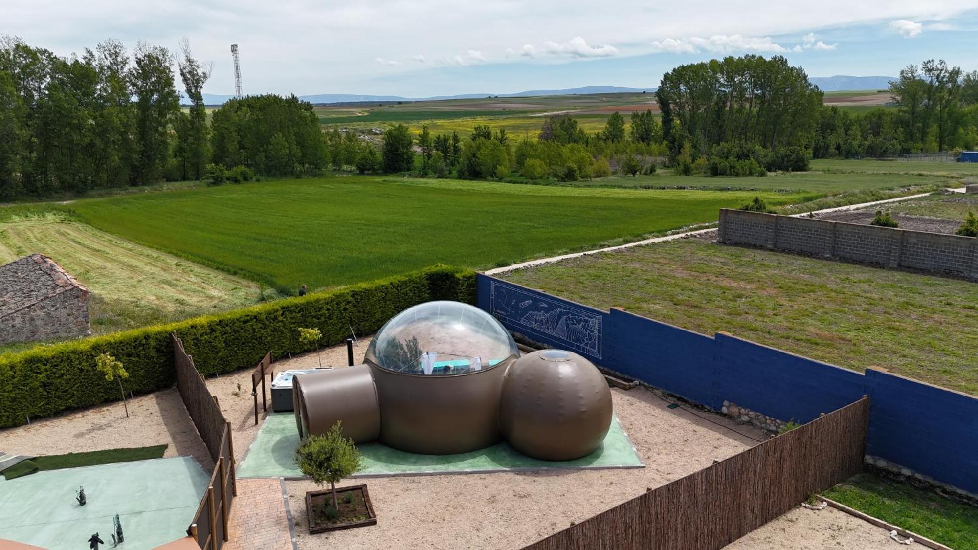Cosmoveros - Hotel Burbuja Pedraza Buitenkant foto